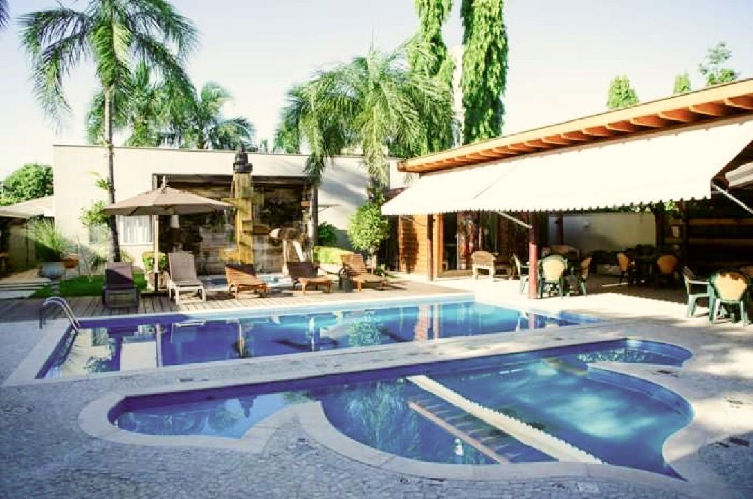 Área de piscinas do Taj Hotel em dia claro