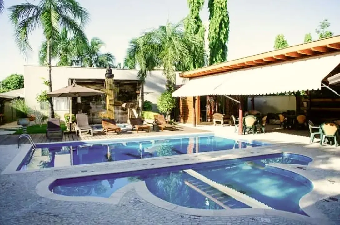 Área de piscinas do Taj Hotel em dia claro